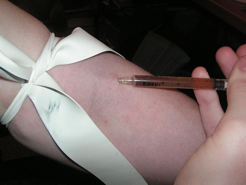 800px-injecting_heroin
